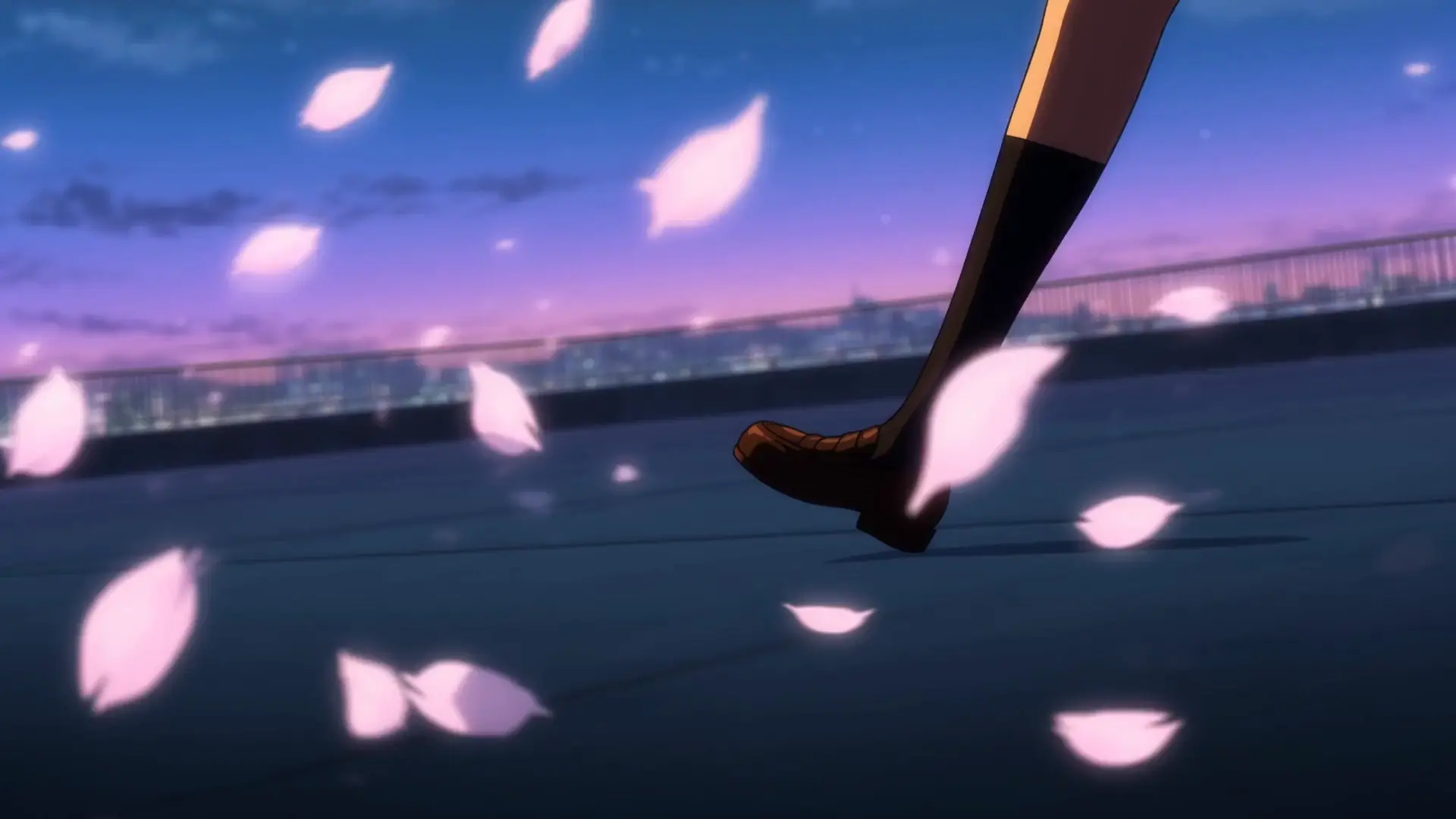 Le Meilleur Générateur d'Openings d'Anime par IA — Festival Awakening : une foulée de course en contre-plongée sur le toit, des pétales au crépuscule
