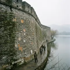 Trecho da Muralha Ming de Nanjing junto ao Lago Xuanwu